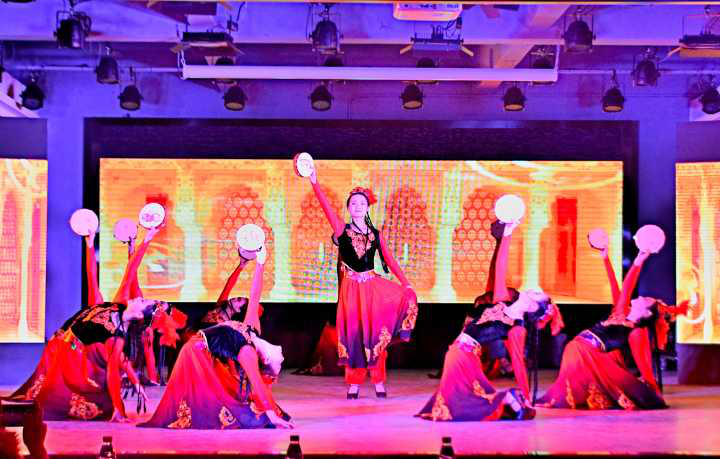 (图为开场舞《铃鼓》)本次演出围绕歌颂祖国,欢庆十九大圆满成功的